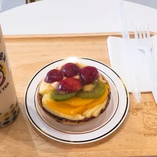Large house milk tea w/ regular ice &amp; 50% sugar with a fruit tart.