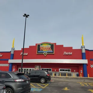 the exterior of a fast food restaurant