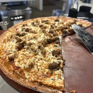 Meat brick town pizza on cauliflower crust