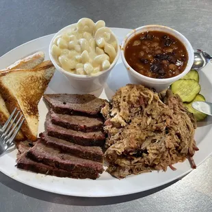 Brisket &amp; Pulled pork with baked beans and Mac &amp; cheese