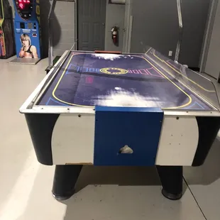 Air hockey table