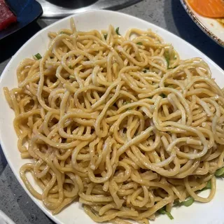 29) Wok Stirred Garlic Noodles with Onion and Soy Sauce