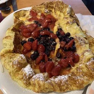 German pancake with berries