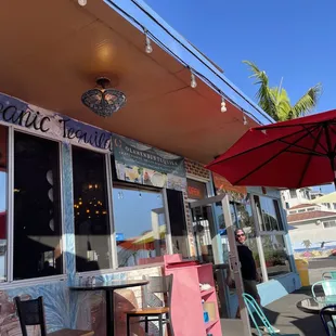 the outside of the restaurant