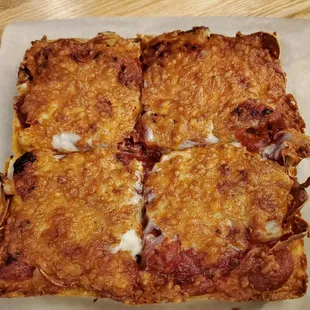 Detroit pepperoni pizza is excellent. Highly recommended!