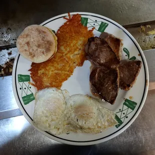 Steak and eggs with hashbrowns