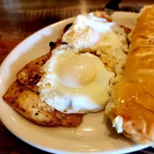 Pollo al Caballo (chicken breast, eggs and Cuban toast)