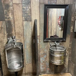 Men&apos;s Restroom