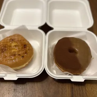 L: Crème Brûlée. R: Tiramisu