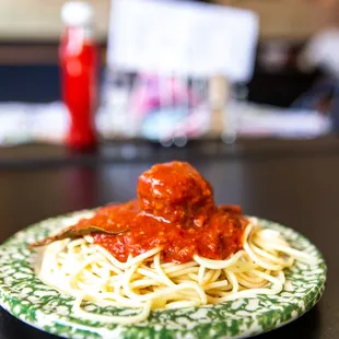 a plate of spaghetti and meatballs