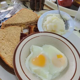 Old Glory: poached eggs, bacon, grits, toast