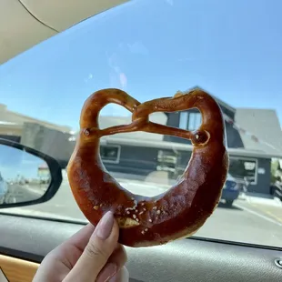 a hand holding a pretzel