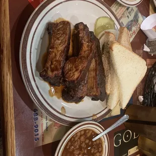 Rib plate with bbq beans