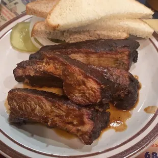 Rib plate with bread, pickles, and onions