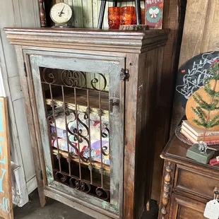 Quilt cabinet made of bead board