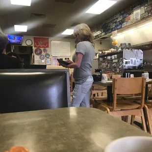 Slow waitress with a shitay attitude!