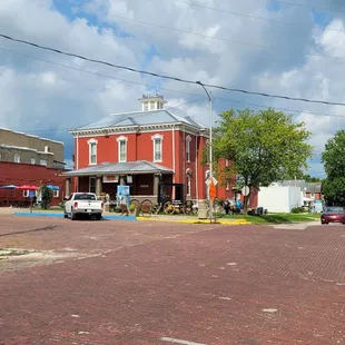 Front of Old Jail Inn and Drunk Tank Winery tasting room.