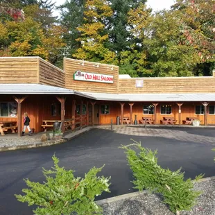 Throw your peanut shells on tne floor. Great sports bar with booths, family area, and great values.