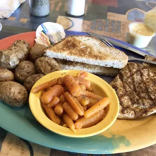 Grilled chicken platter with baby bakers, carrots and toast.