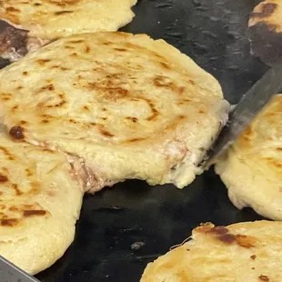 Pupusas revueltas  (cheese and pork)