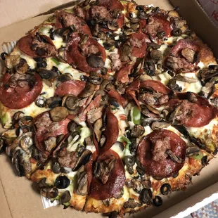 Large Deluxe Pizza