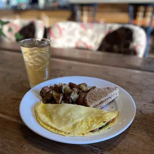Veggie omelet and iced green tea