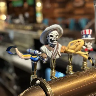 two figurines on a bar