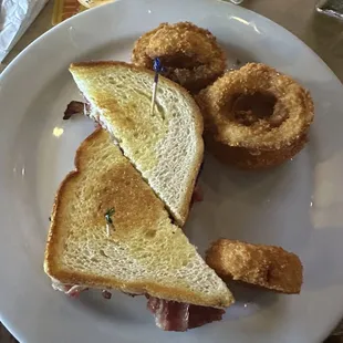 Pastrami sandwich with onion rings