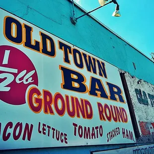 the sign for the restaurant