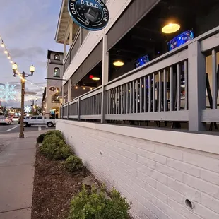 the outside of the restaurant