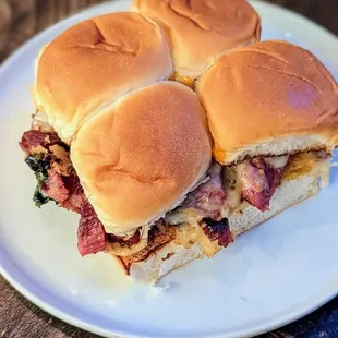 Pull-Apart Reuben Sliders | Instagram: @telephonesmoothie