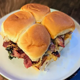 Pull-Apart Reuben Sliders | Instagram: @telephonesmoothie