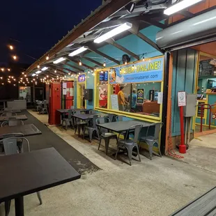 Sidewalk cafe, no alcohol until 1Jan 23