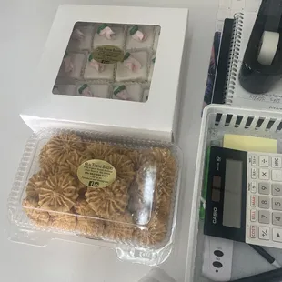 The cheese pecan thingers are good.