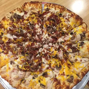 Owners favorite (Parmesan base with chicken, bacon, mushrooms and cheddar)