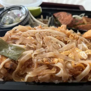 Pad Thai lunch special to go