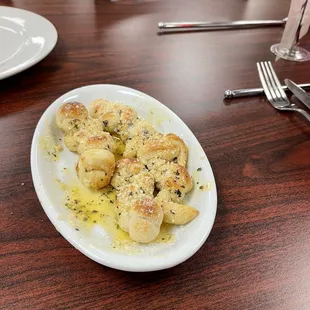 a plate of garlic bread