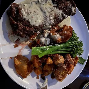 Sirloin steak with fried potatoes and vegetables