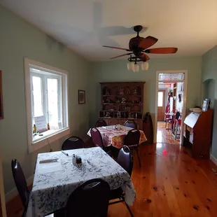 Middle dining area