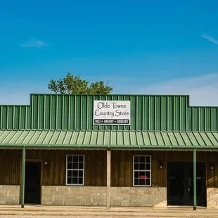 Main Street view of Old Towne Country Store &amp; Bakery in Itasca, Texas