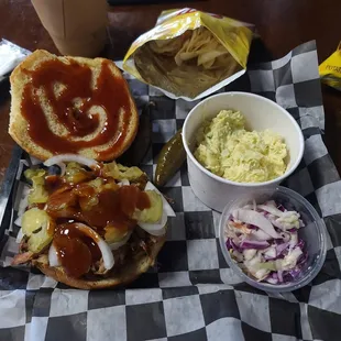 Pulled pork sandwich with potatoe salad and coleslaw/chips