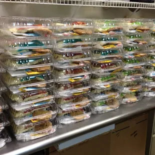 200 lunch boxes for a corporate lunch delivery