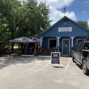 a truck parked in front of a blue building