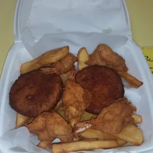 I ordered C 6 which is crab cakes, shrimp with fries