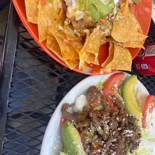 Nachos y avocado salad con 3. Steak Fajitas