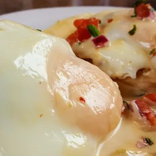 Eggs Benedict Con Queso