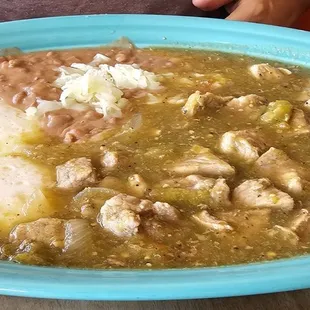 Chile verde con huevos y frijoles