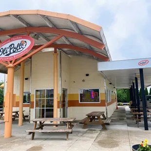 the outside of a restaurant