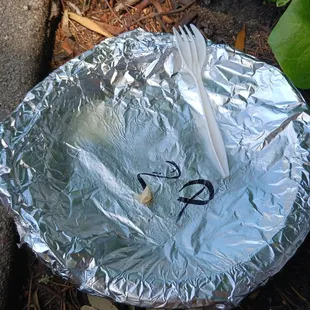 Buenisimos los tacos de tan vuenos nomas quedo el puro plato con el aluminio