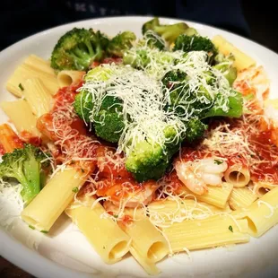 a plate of pasta with shrimp and broccoli